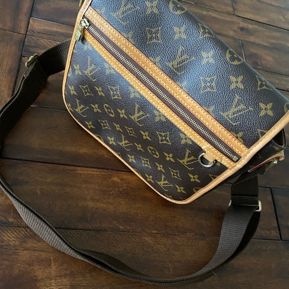 Louis Vuitton Handbags - RARE•LV Bosphore PM Monogram Can/Leather Crossbody